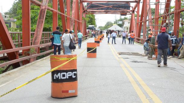 Interrupción de paso en puente Cangrejo en Sosúa incomoda a choferes y peatones