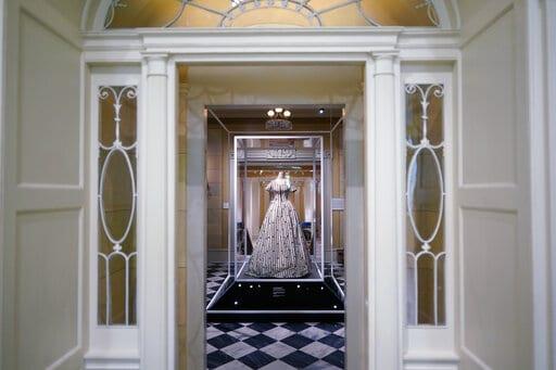 Nueva muestra del Met examina la moda, cuadro por cuadro