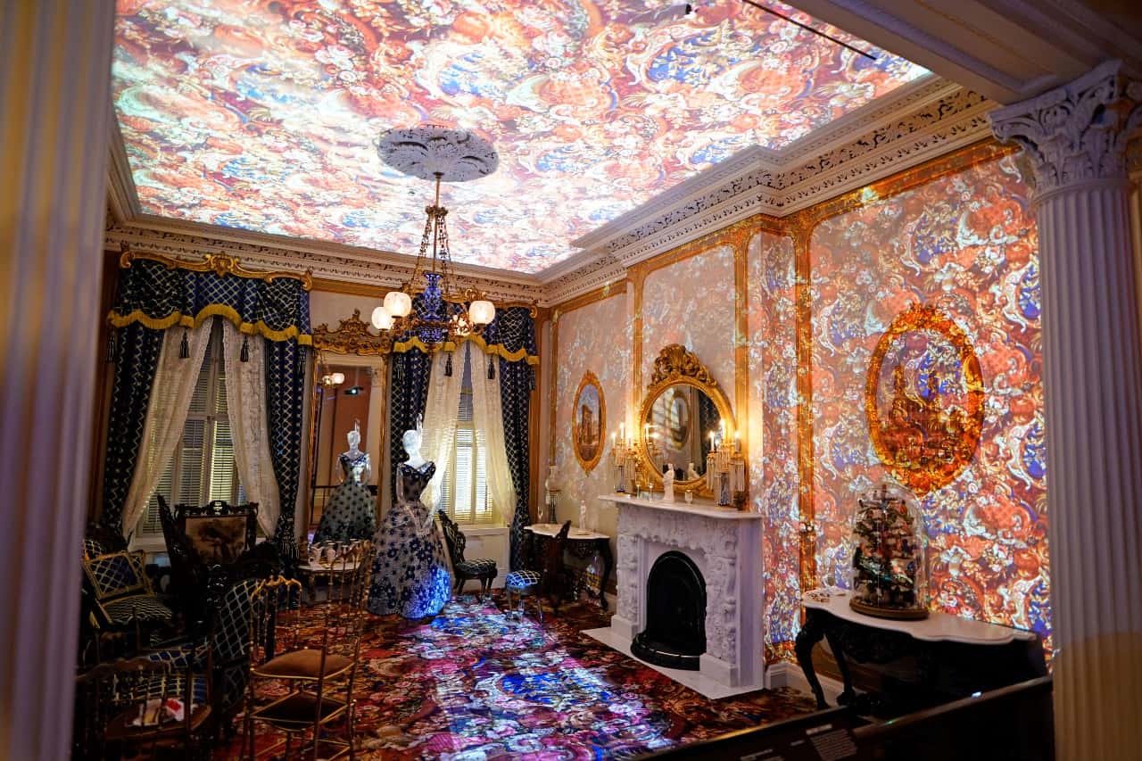 Una escena montada por la directora de cine Janicza Bravo, con moda de la diseñadora Marguery Bolhagen, se exhibe como parte de la muestra del Instituto del Vestuario del Museo Metropolitano de Arte In America: A Lexicon of Fashion, el sábado 30 de abril de 2022 en Nueva York.&nbsp;