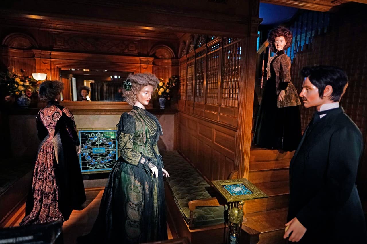 Una escena montada por la directora de cine Sofia Coppola, con moda de la diseñadora Franziska Noll Gross, se exhibe como parte de la muestra del Instituto del Vestuario del Museo Metropolitano de Arte In America: A Lexicon of Fashion, el sábado 30 de abril de 2022 en Nueva York.