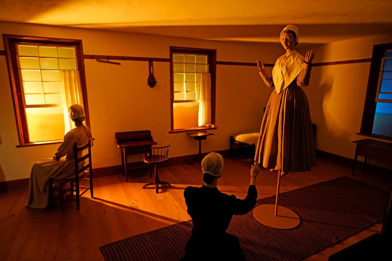 Una escena montada por el director de cine Martin Scorsese, con moda del diseñador Charles James y una habitación del arquitecto Frank Lloyd Wright, se exhiben como parte de la muestra del Instituto del Vestuario del Museo Metropolitano de Arte In America: A Lexicon of Fashion, el sábado 30 de abril de 2022 en Nueva York.)