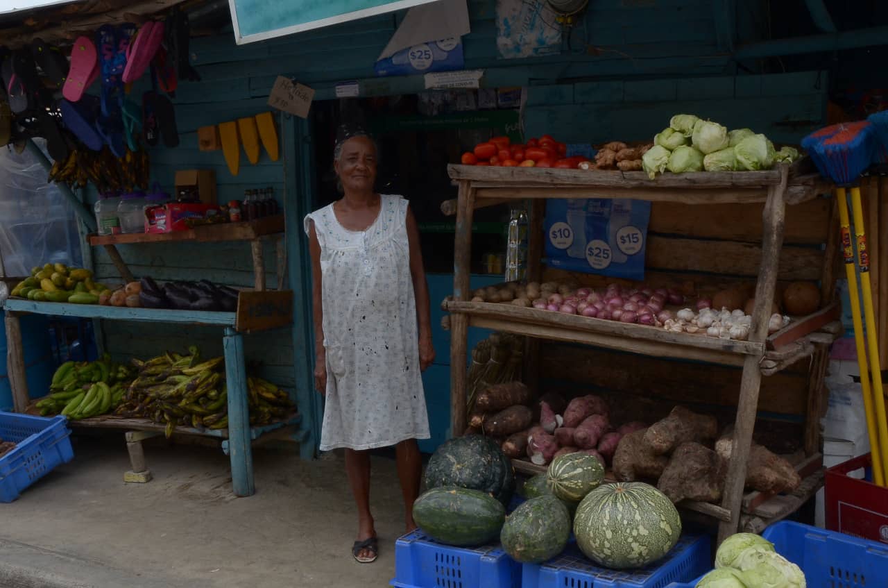 María Francisca Miranda comerciante de productos agrícolas en carretera turística Gregorio Luperón
