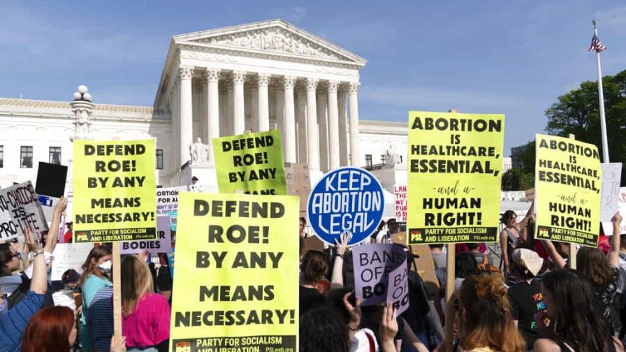 Manifestantes frente a Corte Suprema de EEUU por aborto