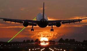 Detienen chica de 19 a&ntilde;os por apuntar con luz l&aacute;ser a un avi&oacute;n en Florida