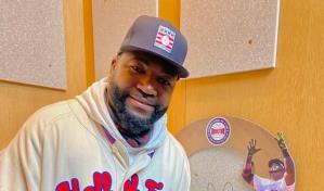David Ortiz visita Cooperstown y le colocan camiseta que lo acredita como miembro del Salón de la Fama