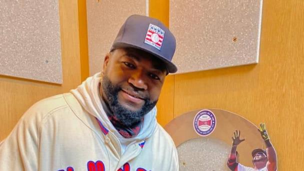 David Ortiz visita Cooperstown y le colocan camiseta que lo acredita como miembro del Salón de la Fama