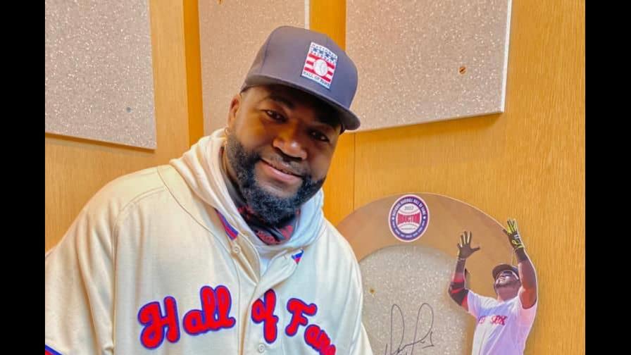 David Ortiz visita Cooperstown y le colocan camiseta que lo acredita como miembro del Salón de la Fama David Ortiz visita Cooperstown y le colocan camiseta que lo acredita como miembro del Salón de la Fama