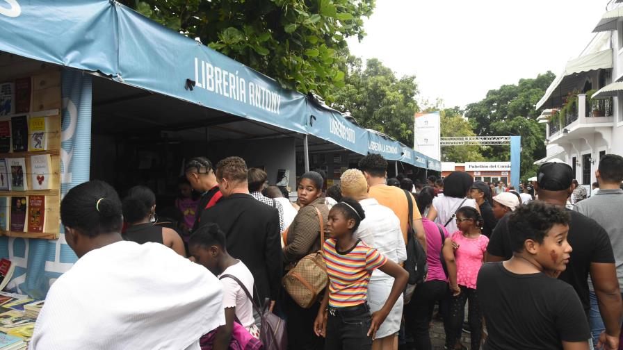 Feria del Libro vendió bien, a pesar de las lluvias y los retrasos Feria del Libro vendió bien, a pesar de las lluvias y los retrasos