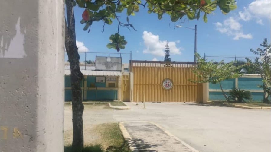 Presos retienen por varias horas a agentes penitenciarios en cárcel de La Vega