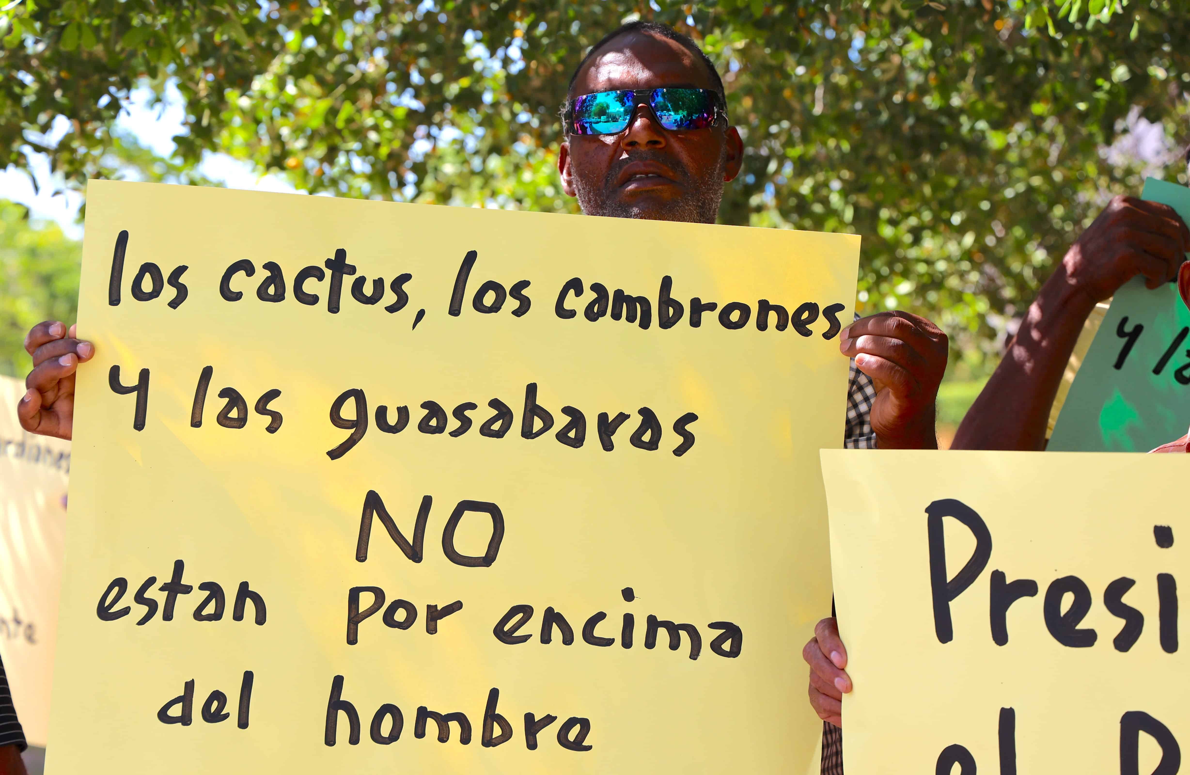 Simpatizantes del proyecto a las afueras de la Gobernación de Pedernales. 