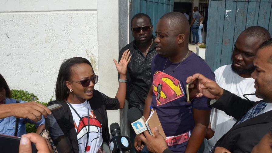 Estudiantes haitianos piden entrega de pasaportes visados