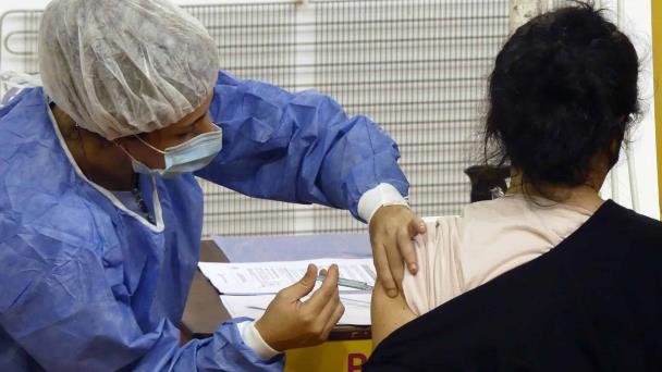 Vacunarse contra la gripe en tiempos de covid es necesario, según la OPS