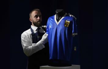 Camiseta de Maradona en México 1986 bate récord en subasta