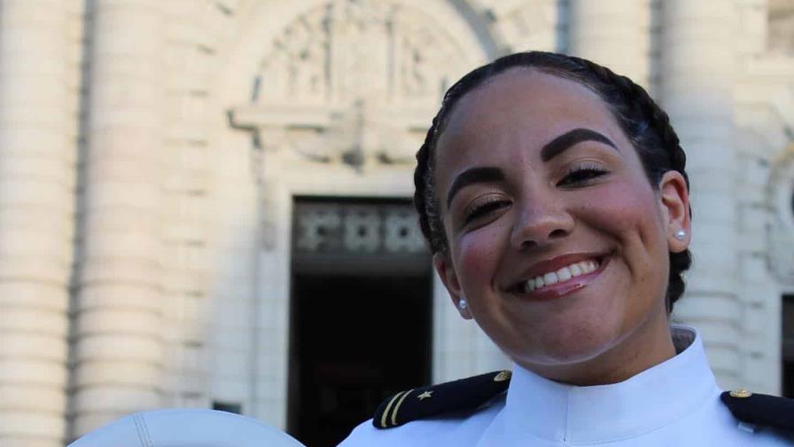 Karolina Batista, primera dominicana en graduarse de la Academia Naval de EEUU