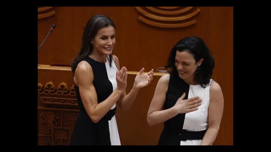 La reina Letizia entrega premio y una de las galardonadas lleva su mismo vestido