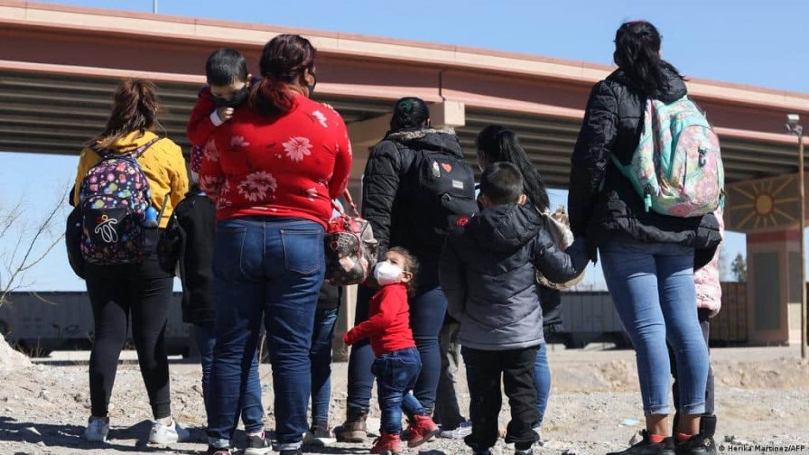 Juez rechaza pedido de Biden de desestimar demanda por política migratoria