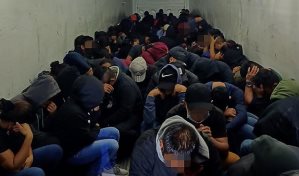 Hallan a 310 migrantes que viajaban hacinados en caja de tráiler en México
