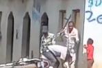 Video: Policías agreden a macanazos a una mujer en Montecristi Video: Policías agreden a macanazos a una mujer en Montecristi