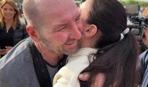 Lágrimas y alivio para los evacuados ucranianos de Azovstal, por fin a salvo