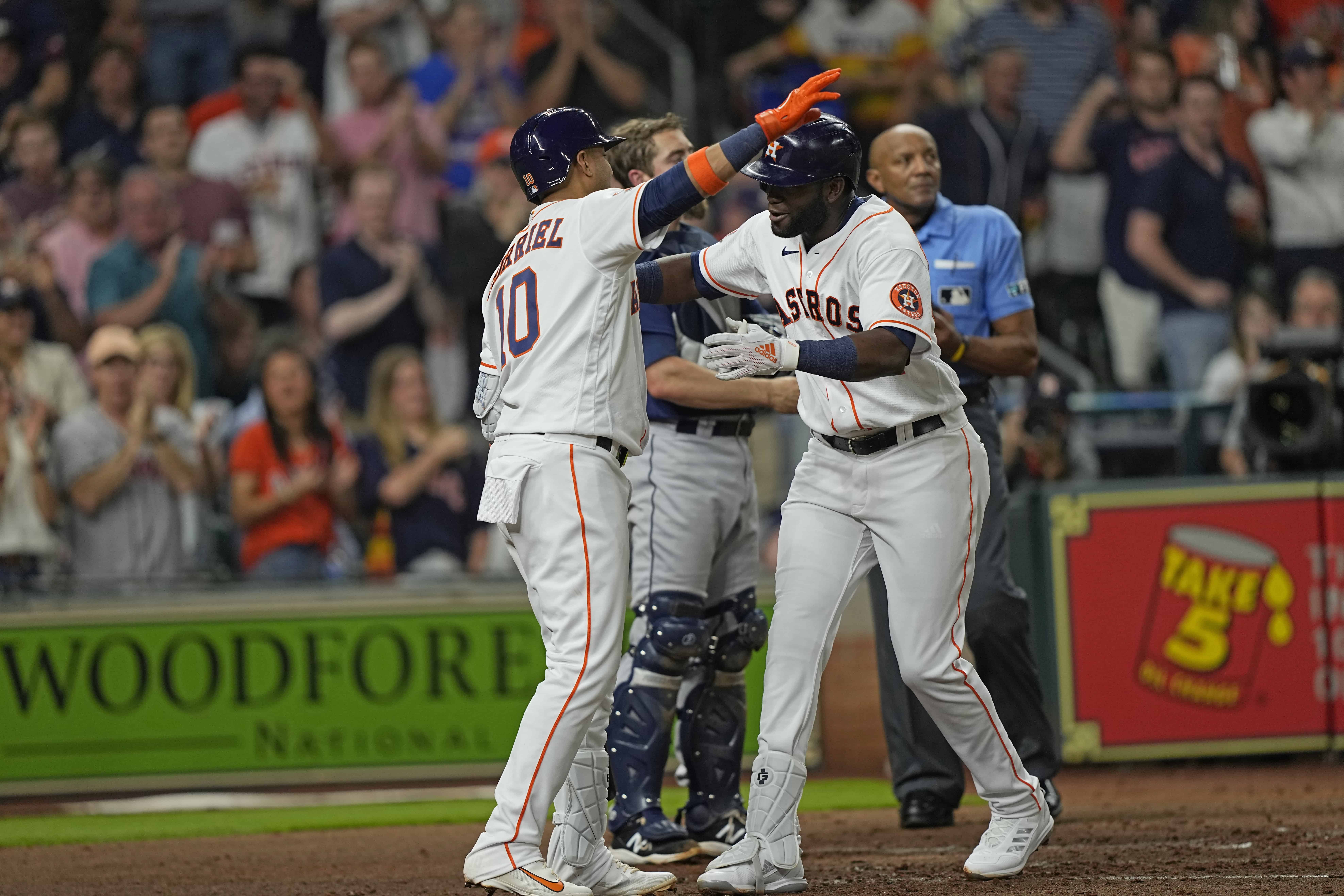 Yordan Alvarez, de los Astros de Houston, a la derecha, celebra con Yuli Gurriel (10) luego de conectar un jonrón contra los Marineros de Seattle durante la cuarta entrada de un juego de béisbol el martes 3 de mayo de 2022 en Houston.