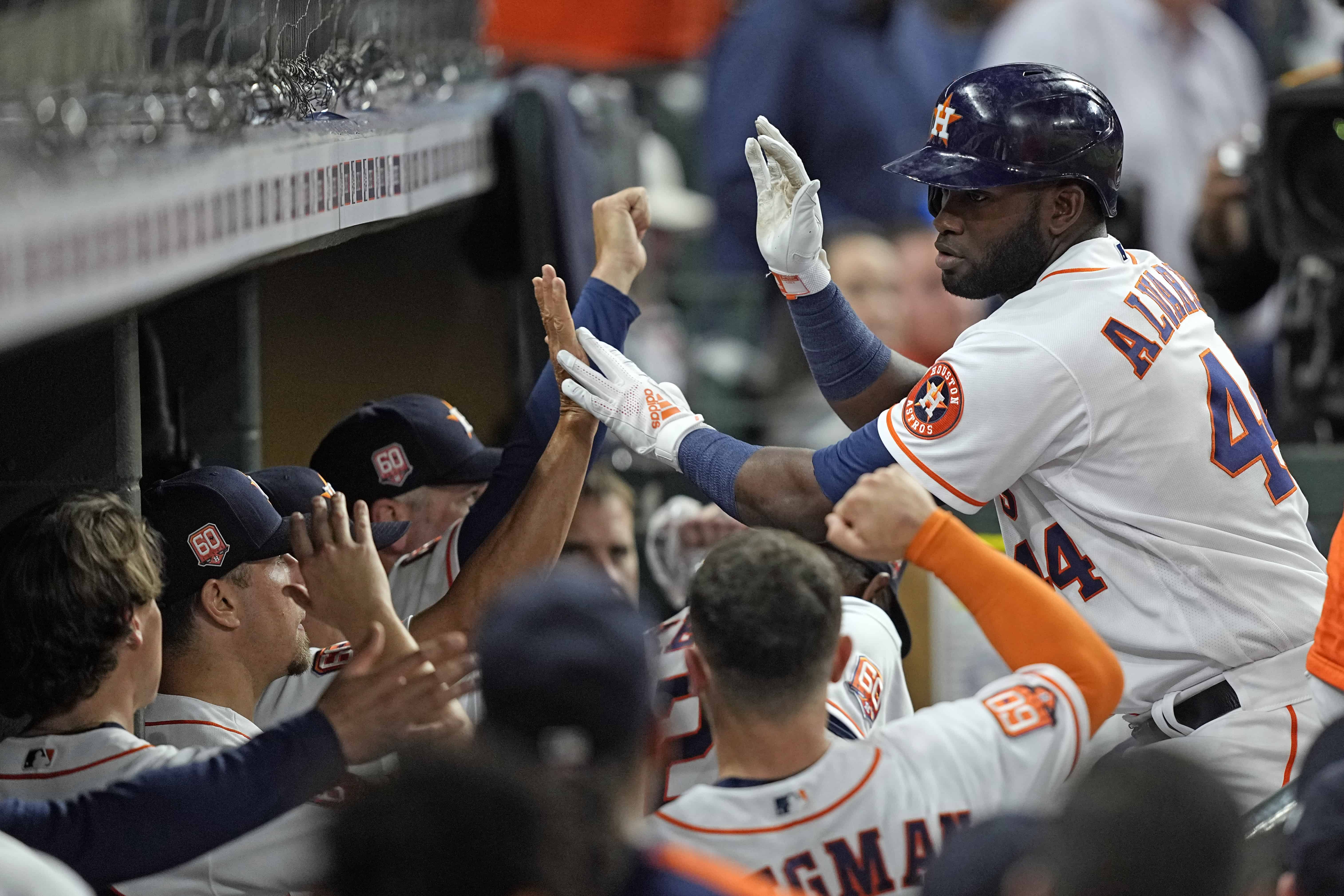 Yordan Alvarez (44), de los Astros de Houston, es felicitado en el banquillo luego de batear un jonrón contra los Marineros de Seattle durante la cuarta entrada de un partido de béisbol el martes 3 de mayo de 2022 en Houston.&nbsp;
