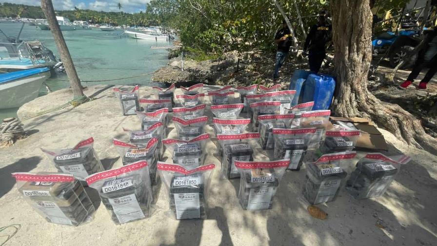 Ocupantes de lancha abandonan 199 paquetes de droga tras persecución en costas de La Altagracia Ocupantes de lancha abandonan 199 paquetes de droga tras persecución en costas de La Altagracia