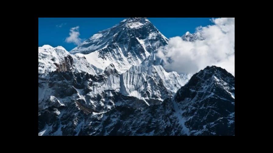 China instala la estación meteorológica más alta del mundo en el Everest