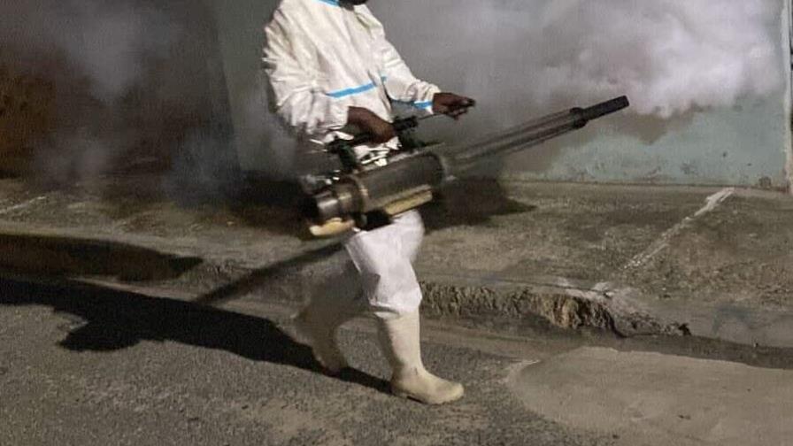 Salu Pública desarrolla jornada de fumigación contra el dengue en San Pedro de Macorís