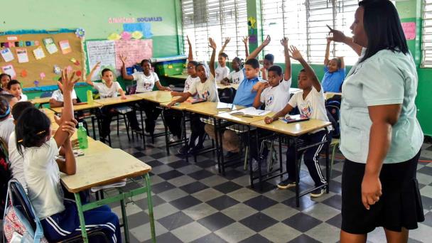 Informe sugiere condicionar aumentos de salarios a los docentes a evaluación de desempeño