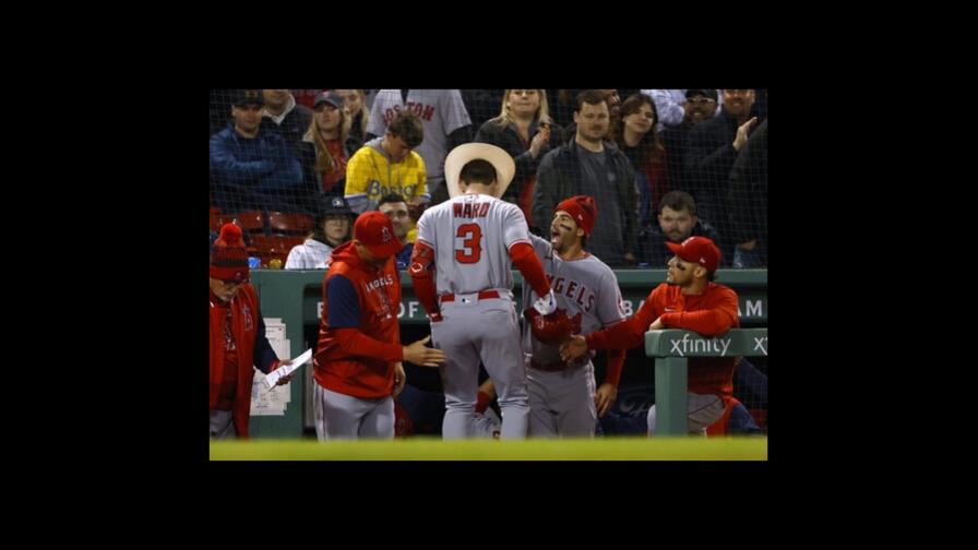 Ward y Walsh pegan jonrones en la 10ma; Angelinos ganan