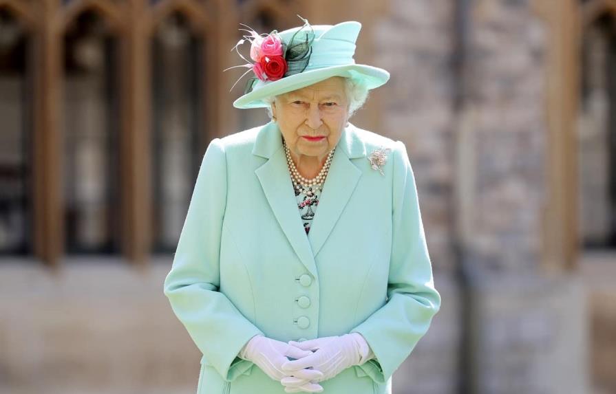 La reina Isabel II no asistirá a las tradicionales fiestas en jardines de Buckingham