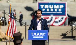 Hijo de Trump testifica ante el comité que investiga el asalto al Capitolio