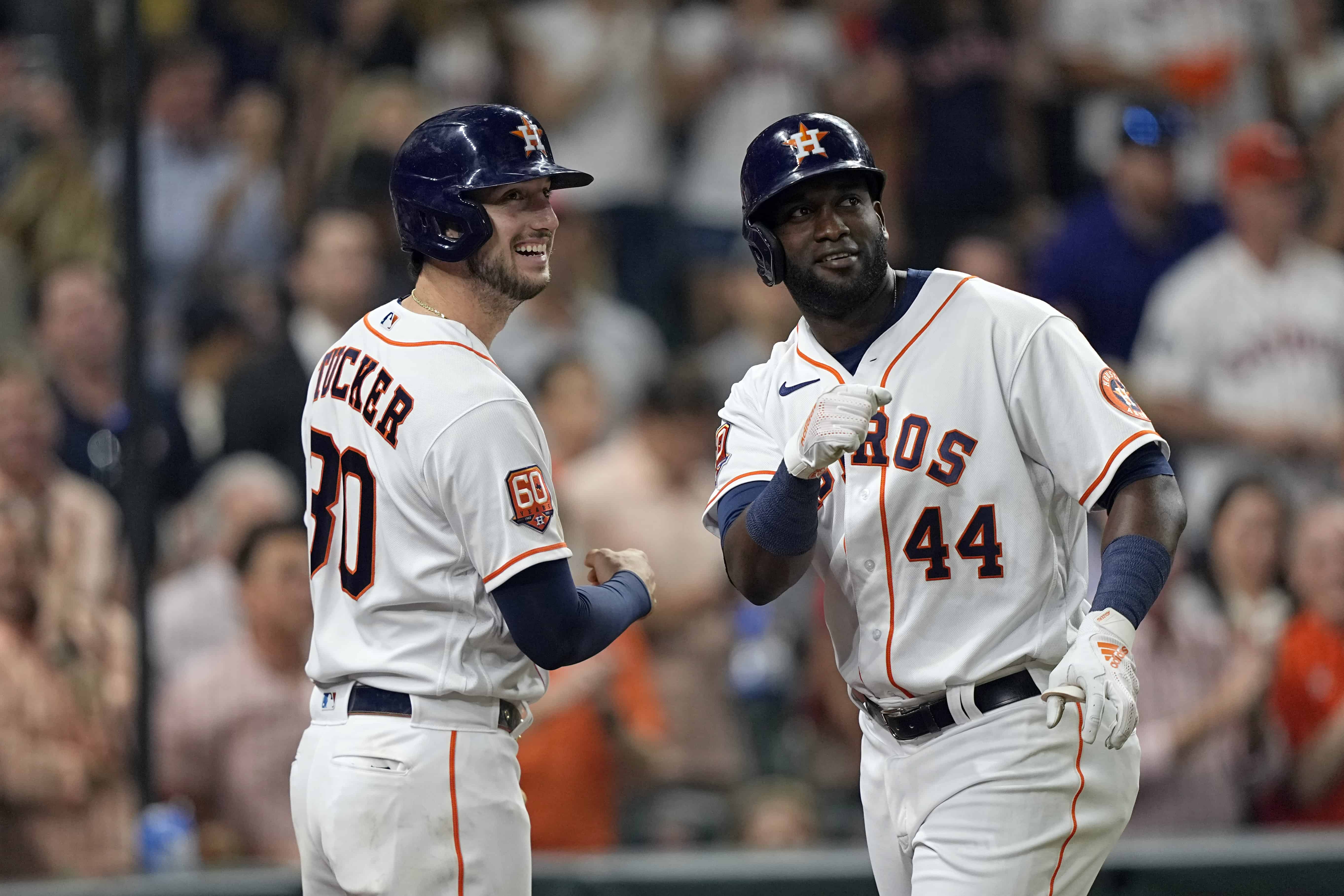Yordan Alvarez (44) de los Astros de Houston celebra con Kyle Tucker (30) luego de batear un jonrón contra los Marineros de Seattle durante la cuarta entrada de un partido de béisbol el martes 3 de mayo de 2022 en Houston.&nbsp;
