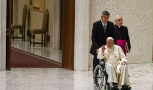 Papa usa silla de ruedas en público por problemas en rodilla