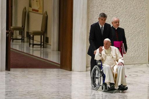 Papa usa silla de ruedas en público por problemas en rodilla