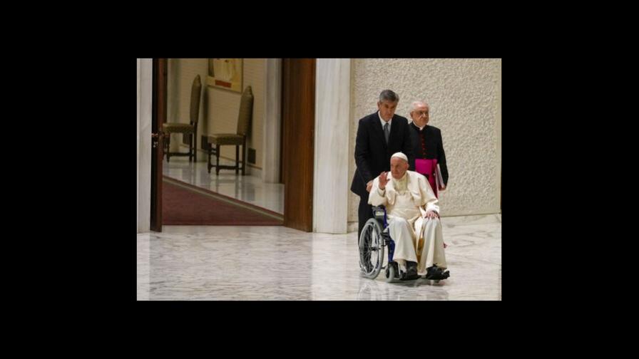 Papa usa silla de ruedas en público por problemas en rodilla