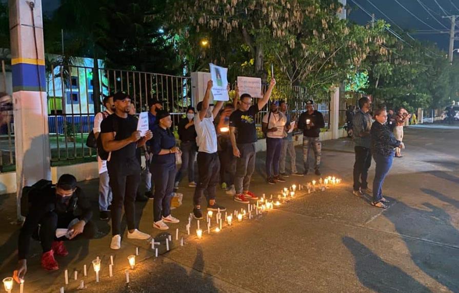 Allegados de David de los Santos piden justicia frente a destacamento del Ensanche Naco