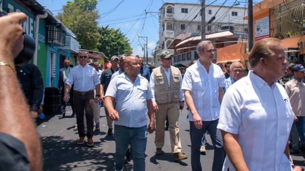 Abinader apunta al problema de la falta de títulos en terrenos de la capital