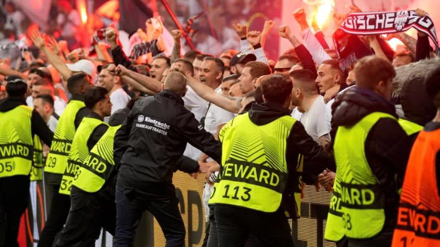 Trifulca entre fanáticos de fútbol en Alemania antes de partido Fráncfort-West Ham