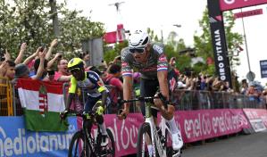 Van der Poel gana la primera etapa y es el primer líder del Giro