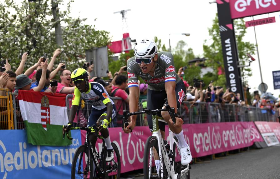 Van der Poel gana la primera etapa y es el primer líder del Giro