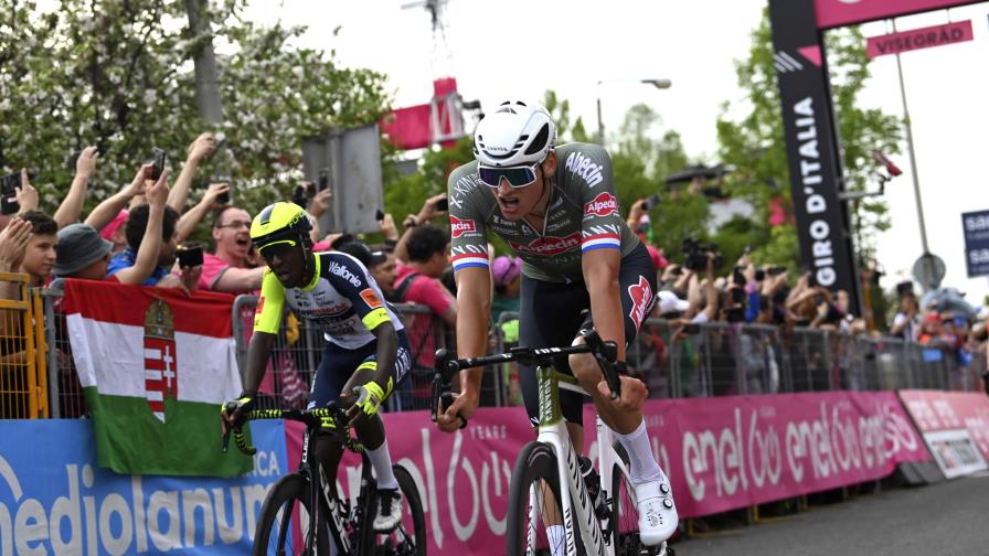 Van der Poel gana la primera etapa y es el primer líder del Giro Van der Poel gana la primera etapa y es el primer líder del Giro