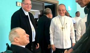 Cardenal López Rodríguez se deja ver con aspecto sonriente y saludable