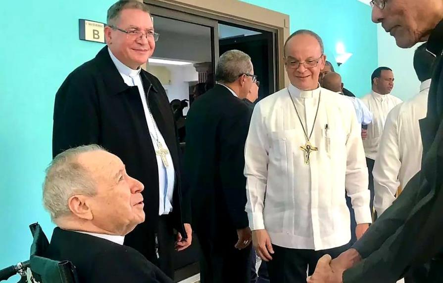 Cardenal López Rodríguez se deja ver con aspecto sonriente y saludable