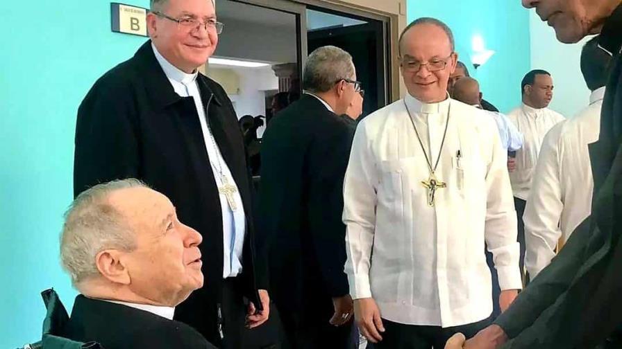 Cardenal López Rodríguez se deja ver con aspecto sonriente y saludable