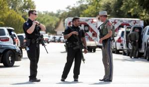 Policía encuentra a unos 100 migrantes en tráiler en Texas