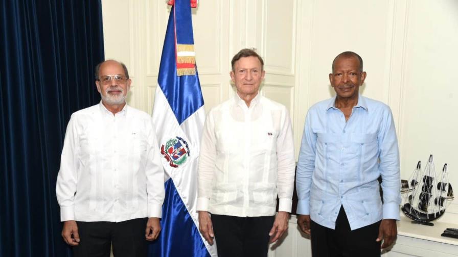 Roberto Álvarez recibe al diplomático dominicano que fue secuestrado en Haití