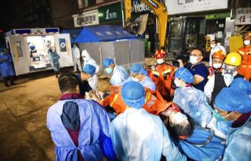 Mueren 53 en derrumbe de edificio en China; finaliza búsqueda