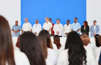 Luis Abinader reconoce labor del personal de salud que batalló con el COVID-19