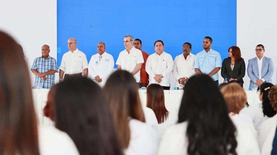 Luis Abinader reconoce labor del personal de salud que batalló con el COVID-19